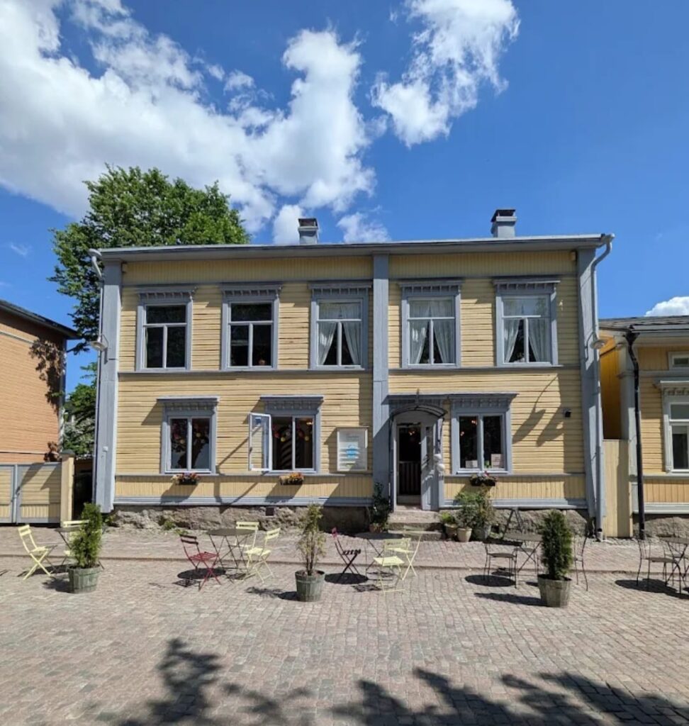 Ani's Café sijaitsee vanhassa puutalossa Kirkkotorin varrella vanhassa Porvoossa.